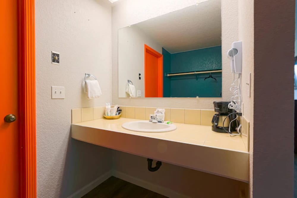 Фото Coast River Inn by Oyo Seaside