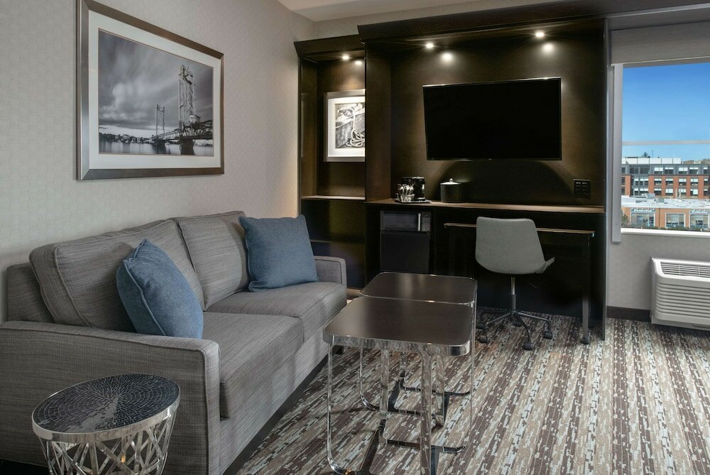 Фото Hampton Inn & Suites Portsmouth Downtown