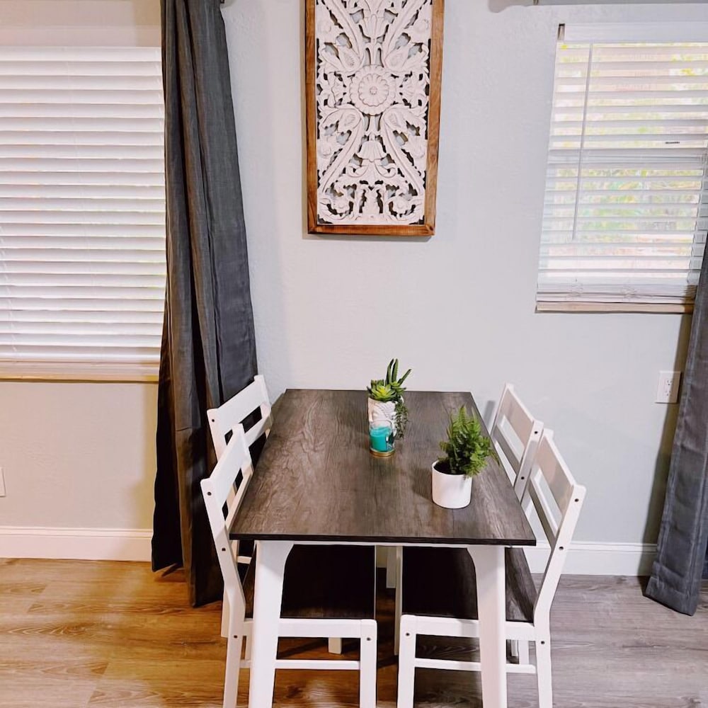 Фото The Leeward Apartments by Lowkl