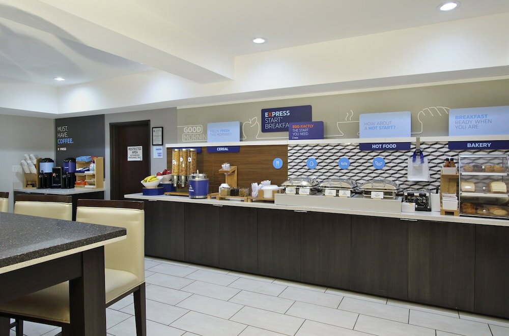 Фото Holiday Inn Express & Suites Houston North - Iah Area, an Ihg Hotel