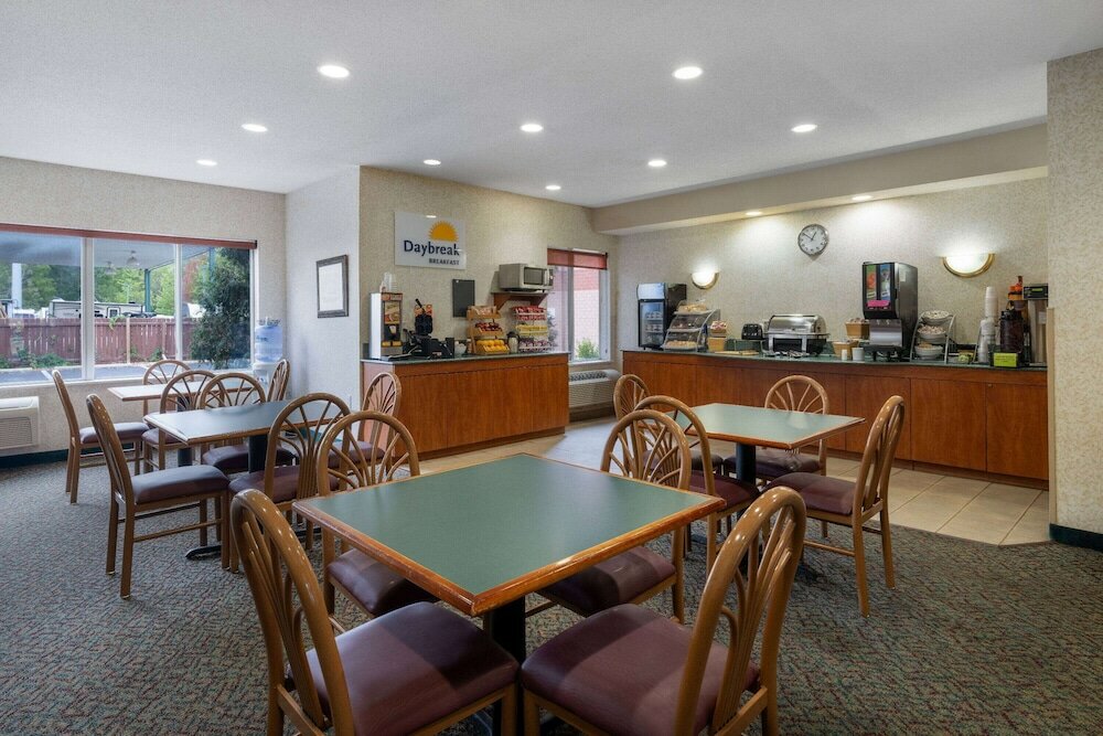 Фото Days Inn & Suites by Wyndham Madison