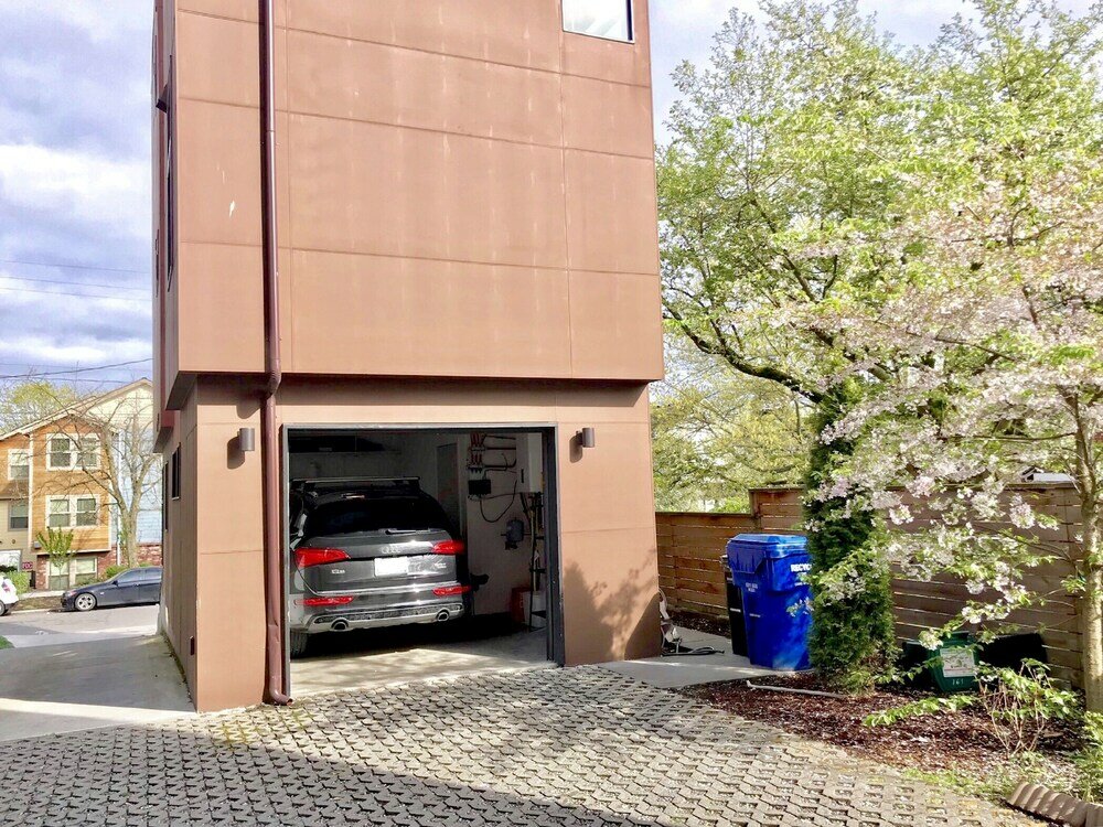 Фото Modern Home with Rooftop Oasis