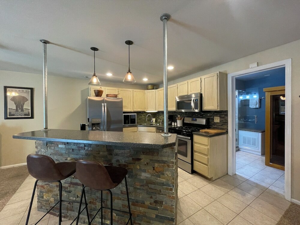 Фото Couples Retreat With Hot Tub, Sauna and Steam Room