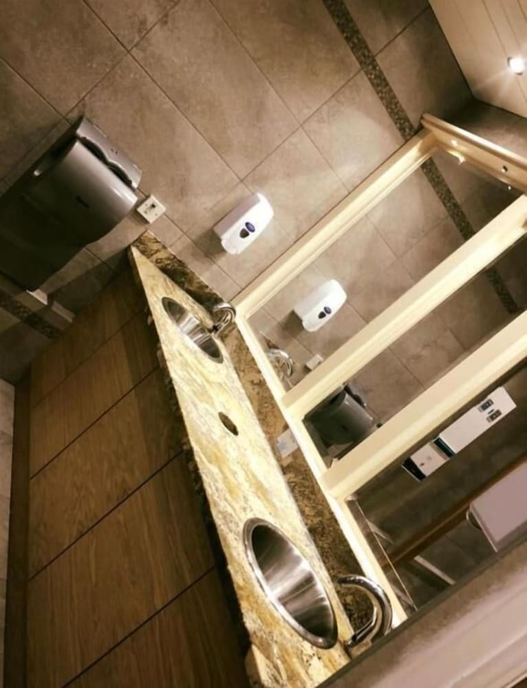 Фото Lyndene Hotel