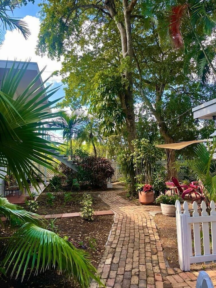 Фото Green Island Inn