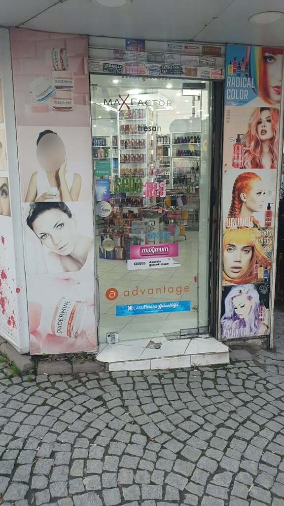 Perfume and cosmetics shop Camdag Cosmetics Market, Istanbul, photo