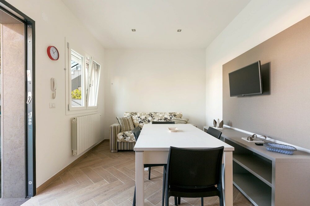 Фото Absolute Suite Apartments