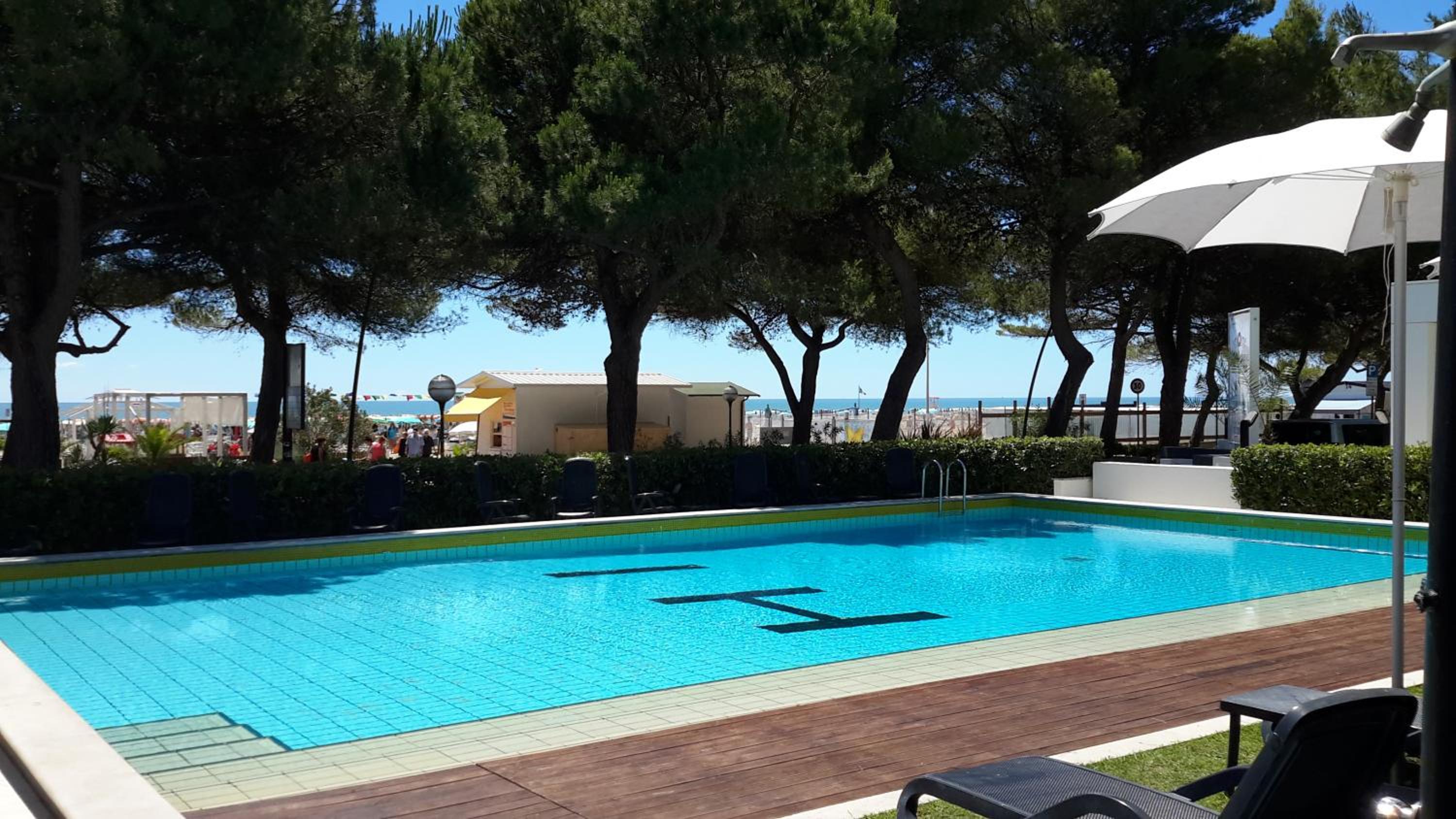 Фото International Beach Hotel