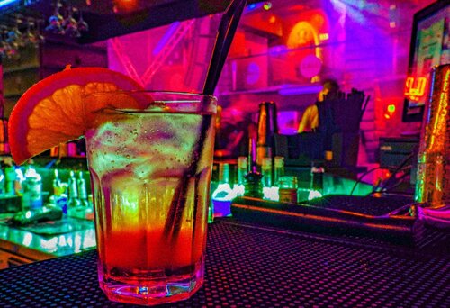 Қыз өз мысығын ысқылайды