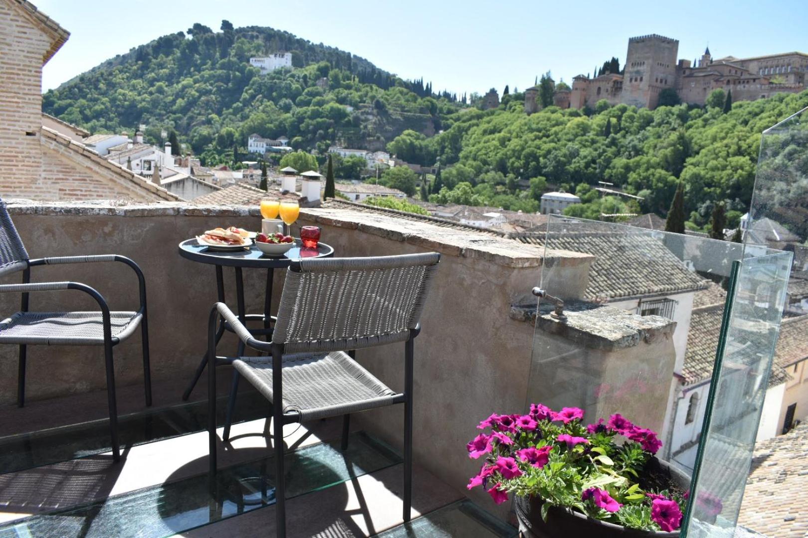 Фото Apartamentos Turisticos Alhambra