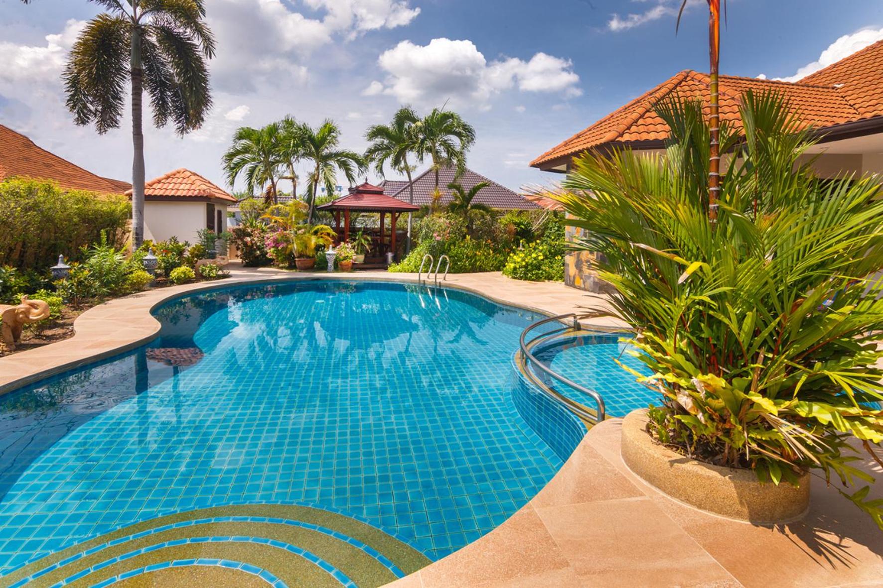 Фото Pattaya Hill, Near the City and Beach