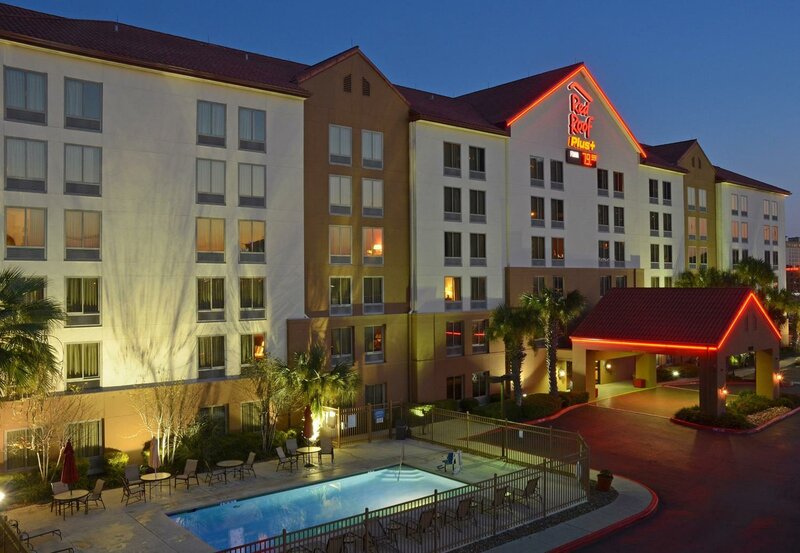 Гостиница Red Roof Inn Plus+ San Antonio Downtown - Riverwalk в Сан-Антонио
