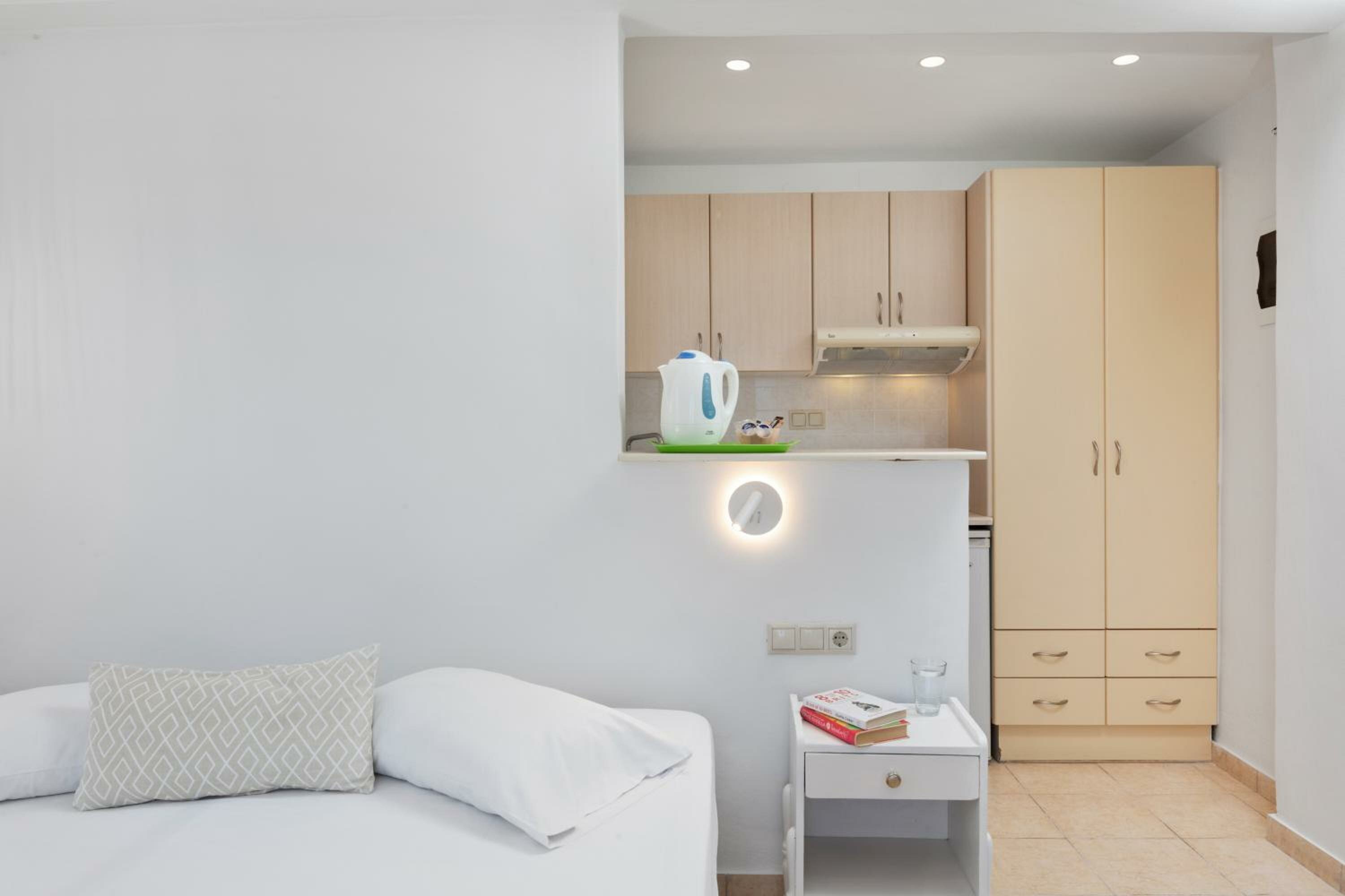 Фото Bella Vista Beach Hotel and Studios