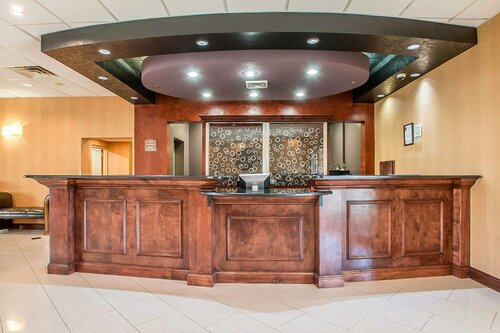 Гостиница Clarion Inn Elmhurst - Oak Brook near I-88, I-290, I-294 в Элмхерсте