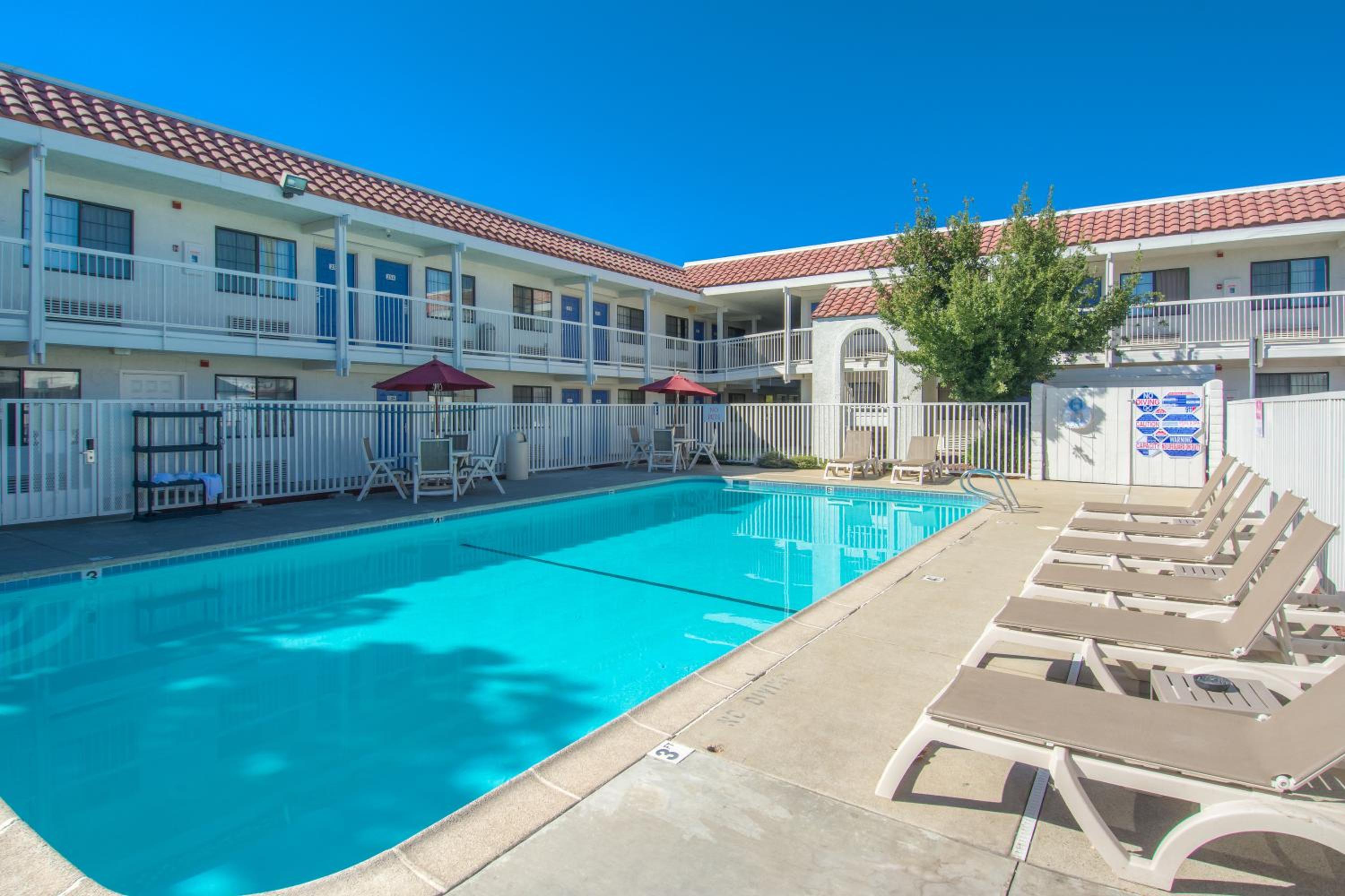 Фото Motel 6 Redding, Ca - South