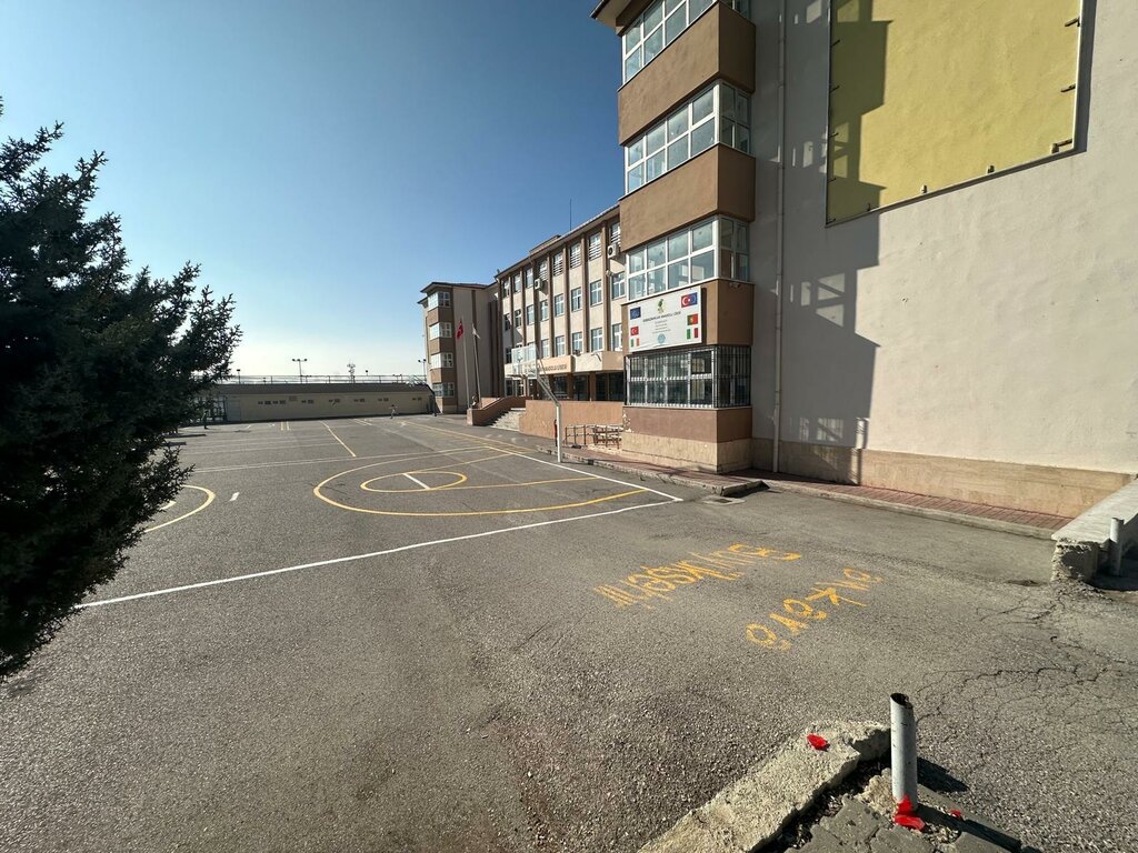 تعليم ثانوي Kirkkonaklar Anatolian High School ، أنقرة، صورة