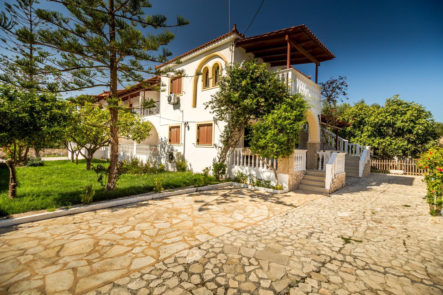 Фото Kiki Studios & Apartments