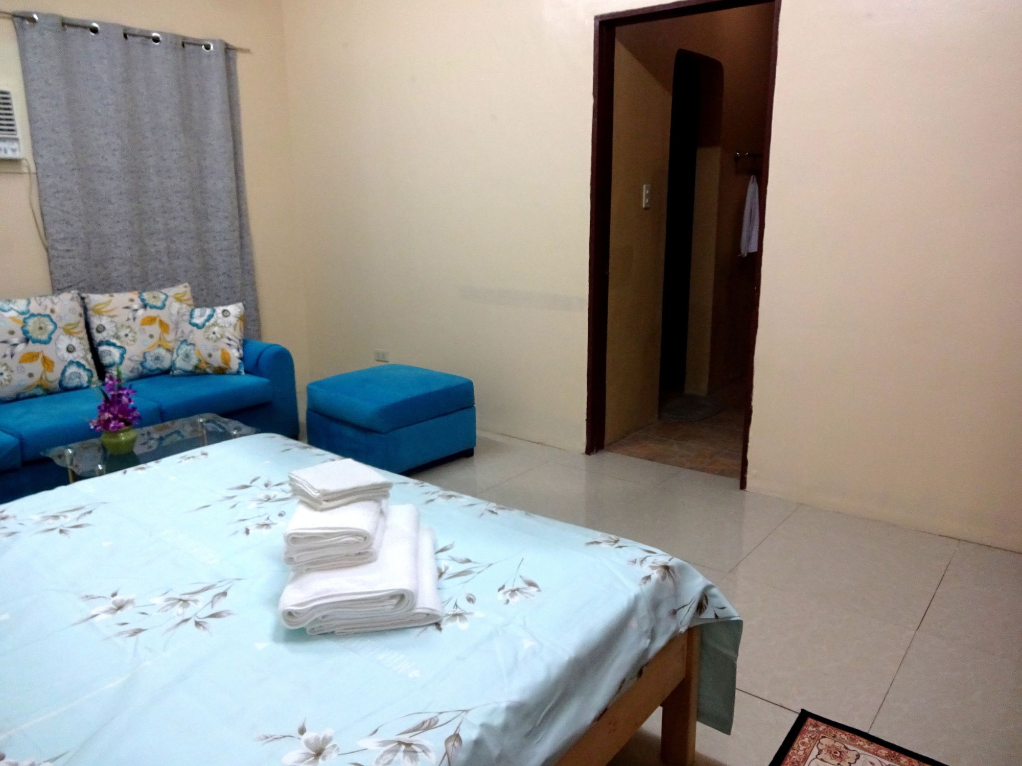 Фото The Yellow House