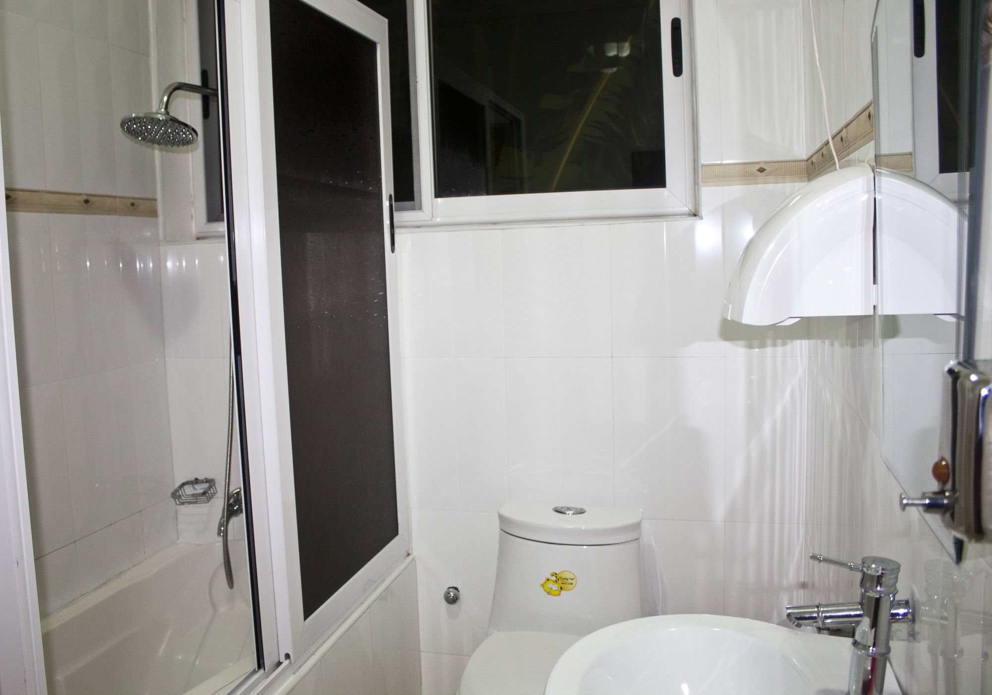 Фото At Home Boutique Hostel and Suite