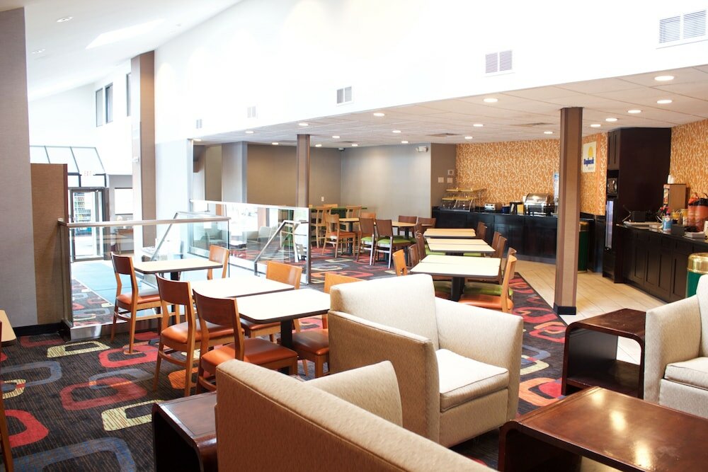 Фото Days Inn by Wyndham Woodbury Long Island