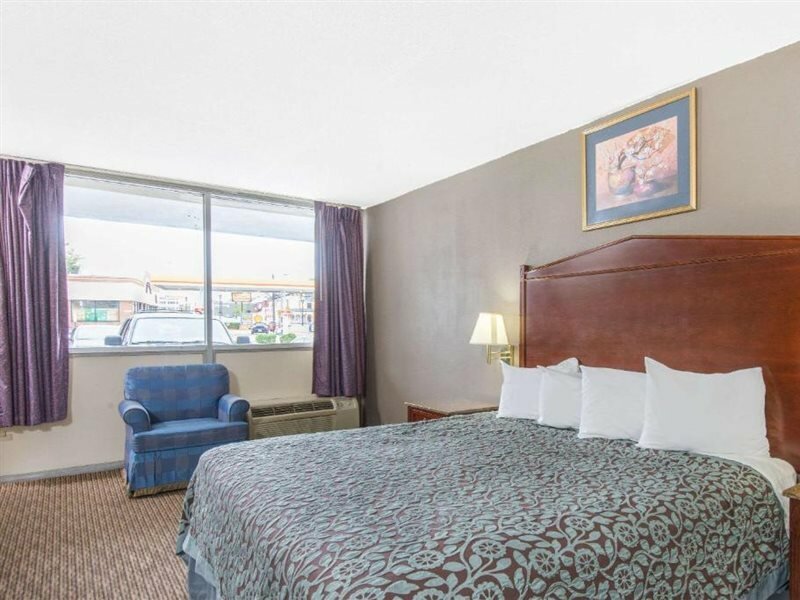 Фото Days Inn by Wyndham Arlington Pentagon