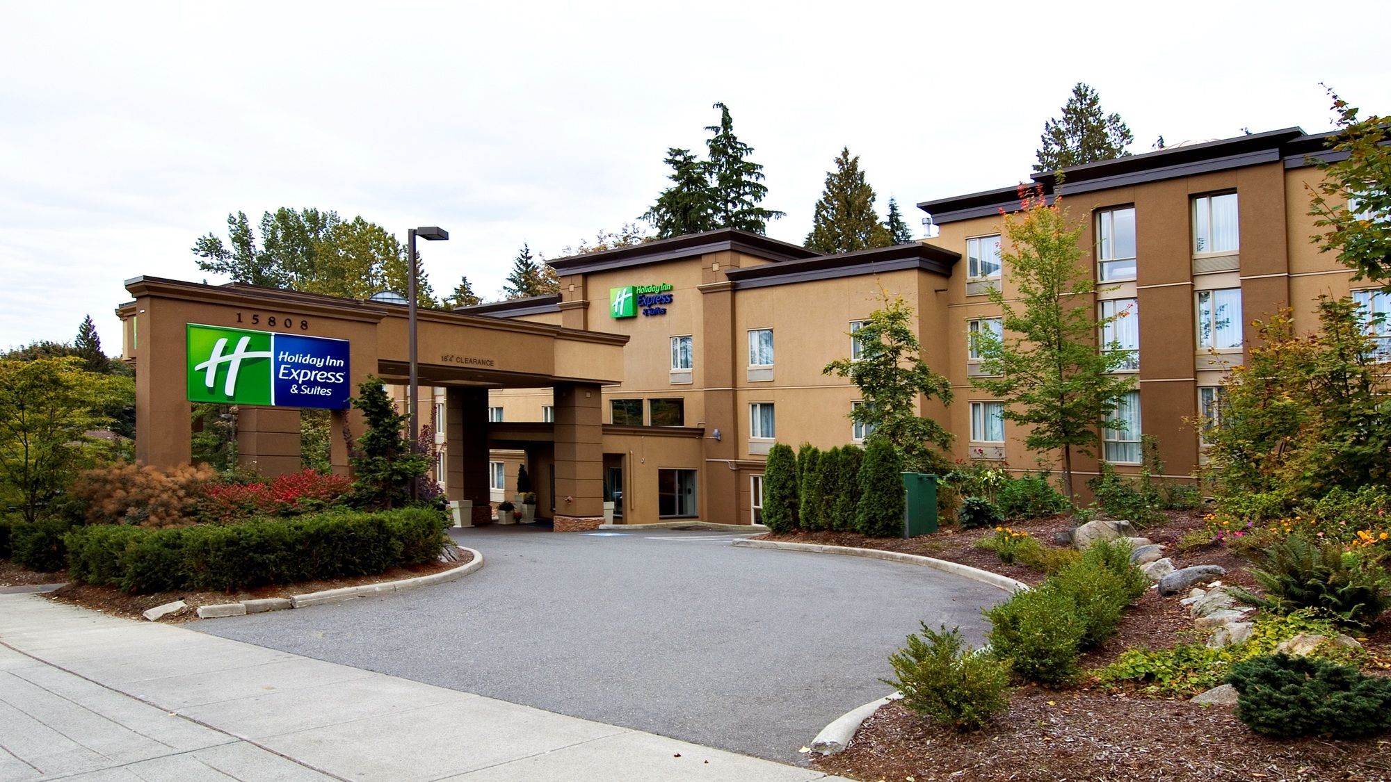 Фото Holiday Inn Express & Suites Surrey, an Ihg Hotel