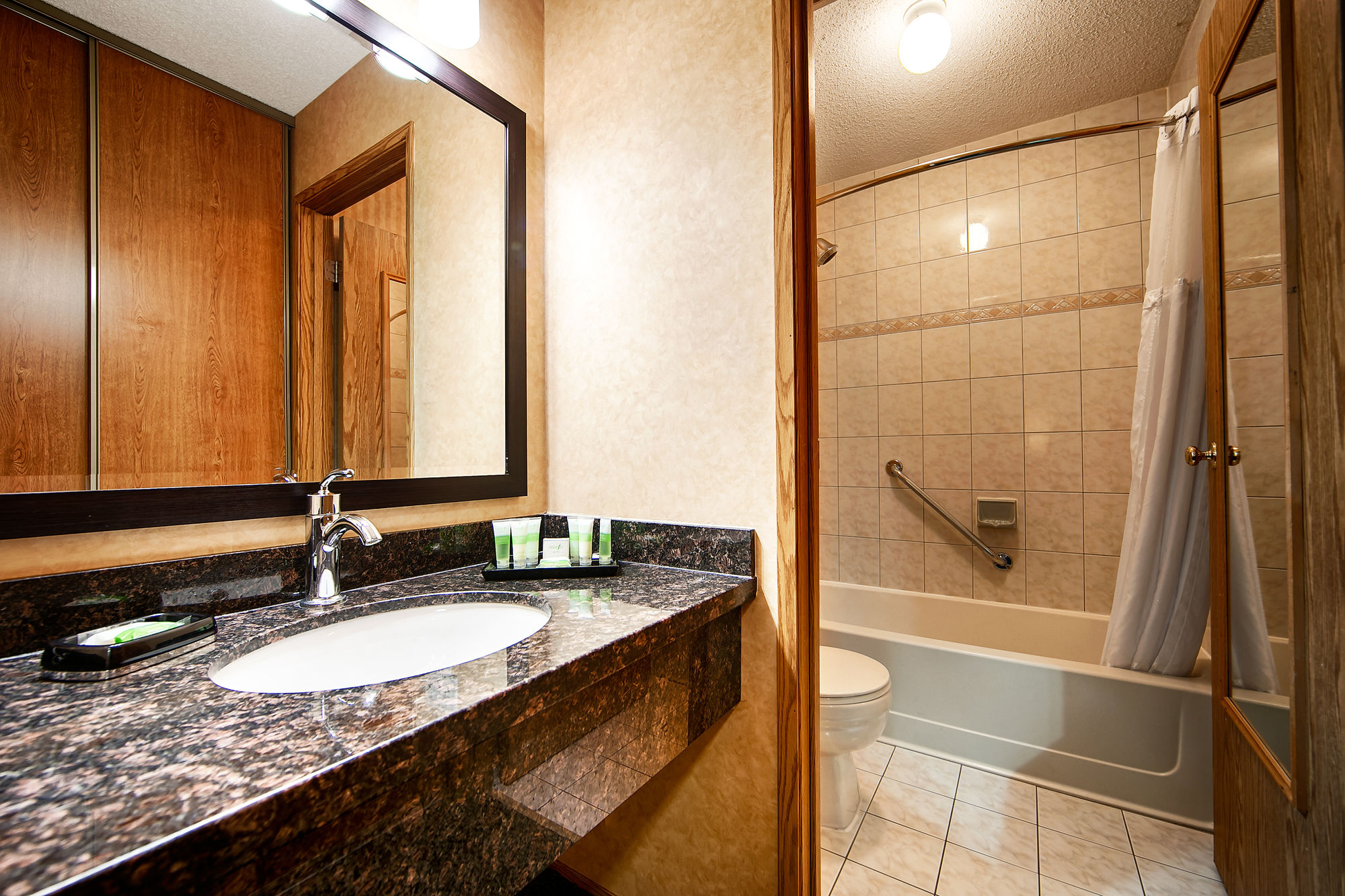 Фото Best Western Plus Country Meadows Inn