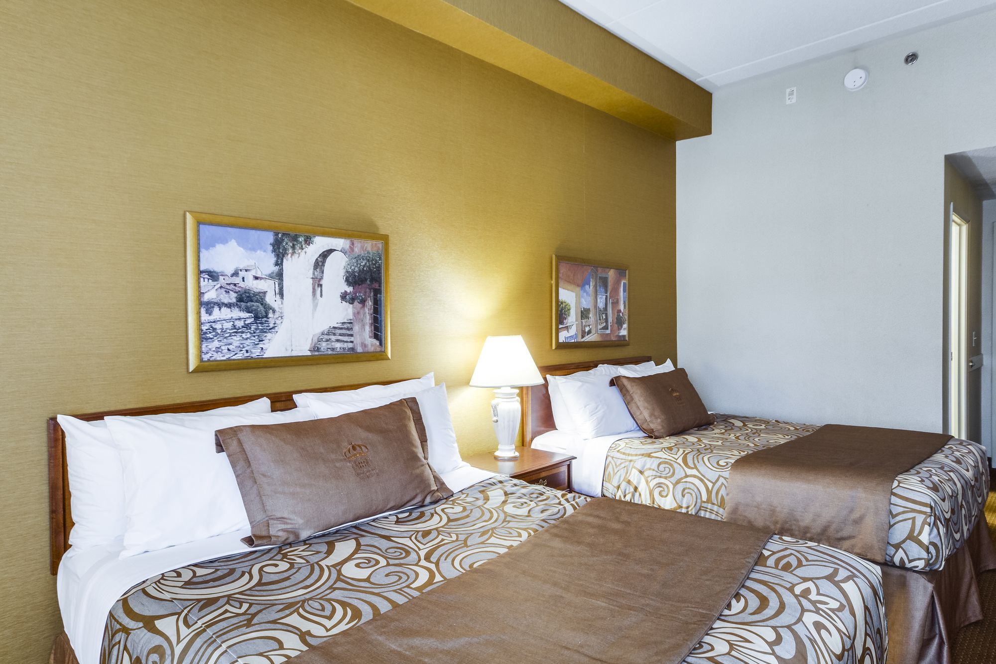 Фото Monte Carlo Inn - Brampton Suites