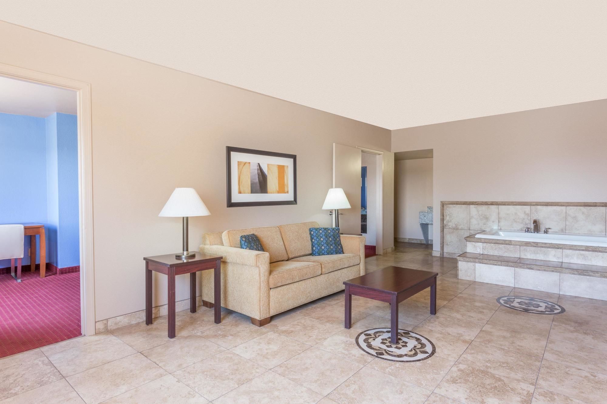 Фото Quality Inn & Suites near Downtown Mesa