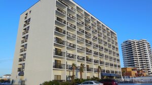 Гостиница Tropical Winds Oceanfront Hotel