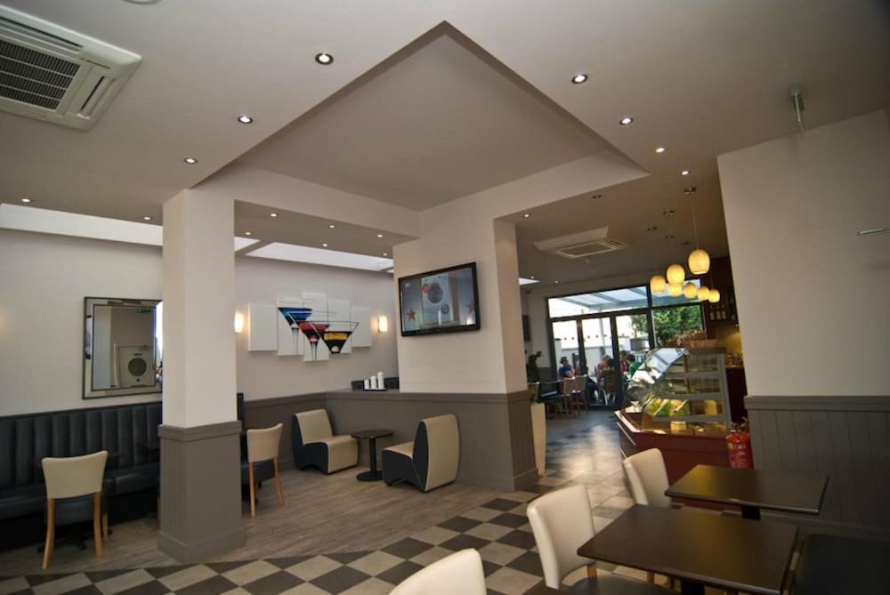 Фото The London Pembury Hotel