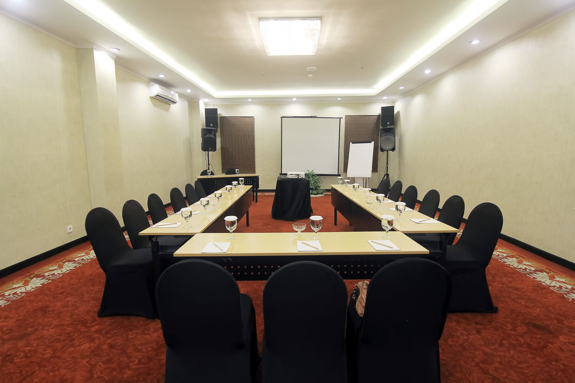 Фото Grand Darmo Suite Hotel