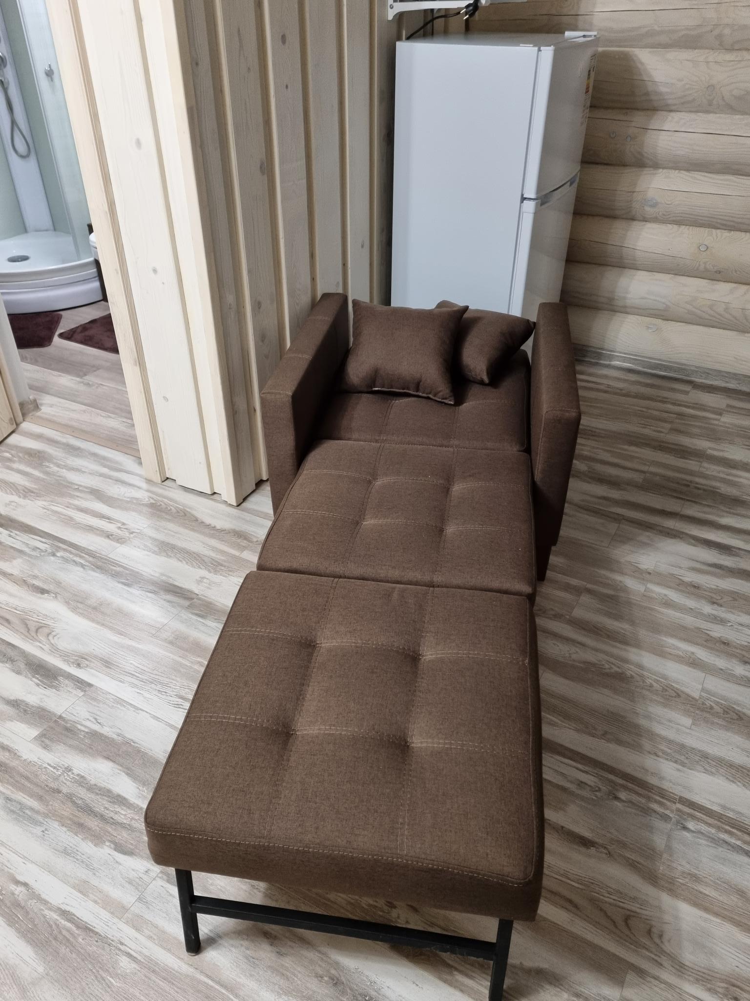 Фото Уютный домик в лесу у пруда