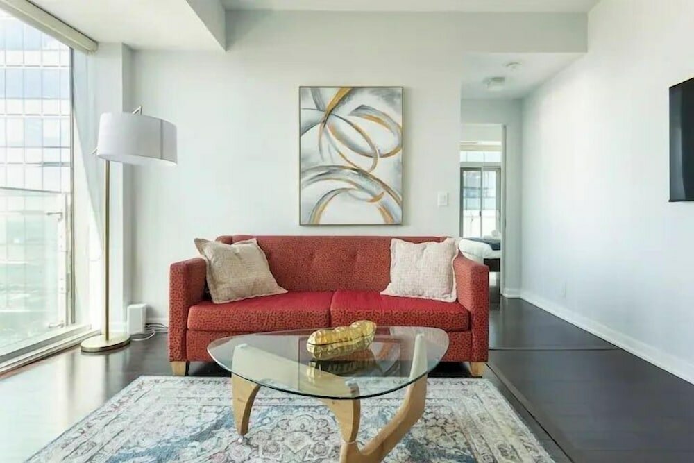 Фото Elegant Suites - Cn Tower & Lake View