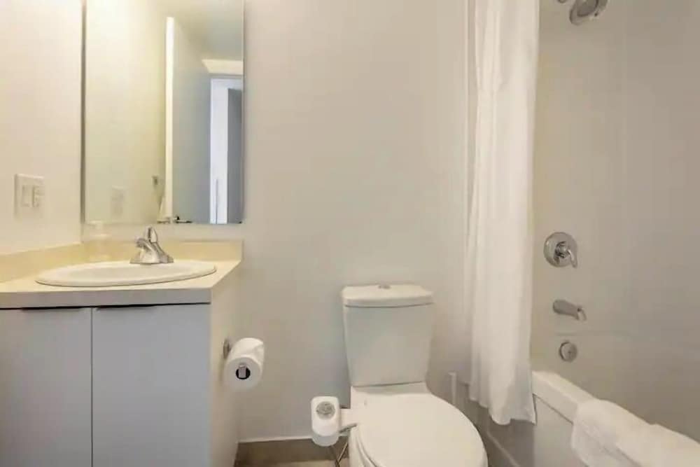 Фото Elegant Suites - Cn Tower & Lake View