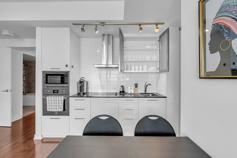 Фото Elegant Suites - Cn Tower & Lake View