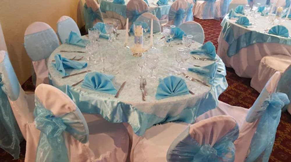 Фото Ramada by Wyndham Hawthorne Lax La Stadium