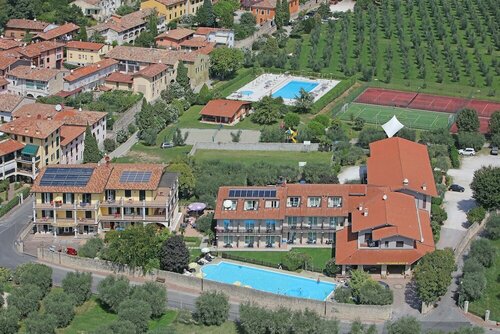 Внешний вид отеля Hotel Splendid Sole в Манерба-дель-Гарде, фото 2