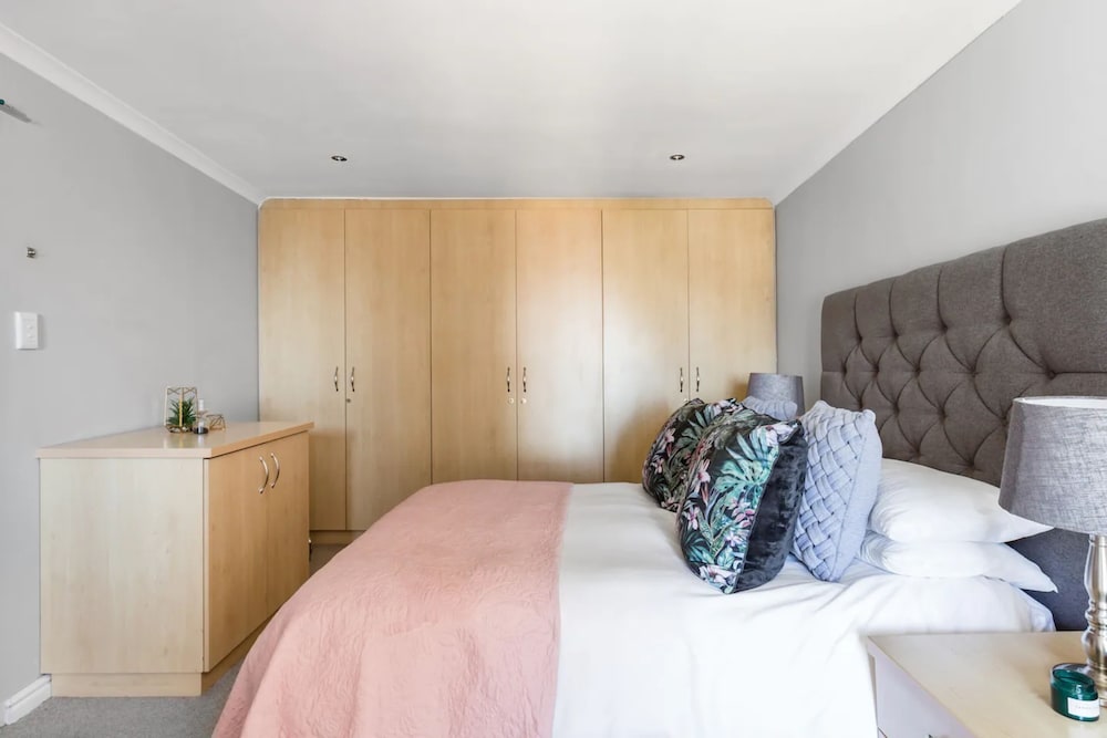 Фото 3 Bedroom Hilltop Home With Spectacular Views