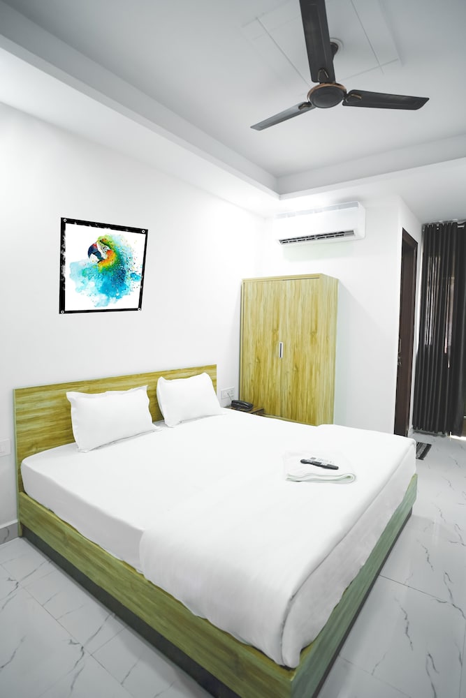 Фото Roomshala 031 Silver Crown Sector 23