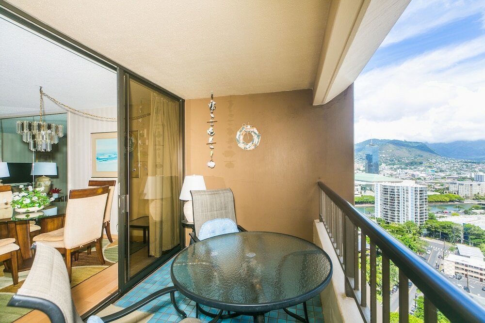 Фото Spacious Condos With Private Balcony at Discovery Bay - Free Wifi, Near Beaches!