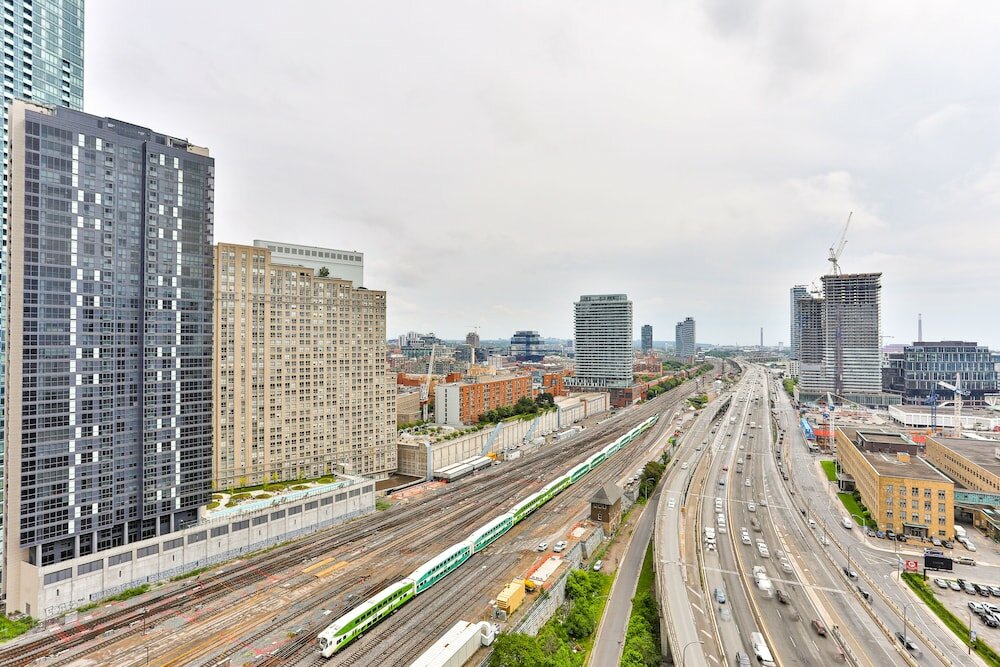 Фото Lively Urban Condo in Old Toronto