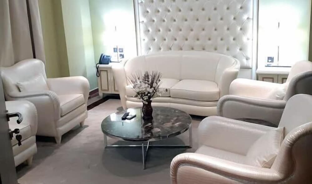 Фото Oak Haven Hotel and Suites