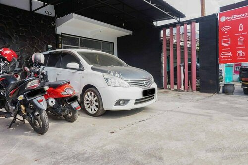 Гостиница RedDoorz near Velodrome Malang 2 в Маланге