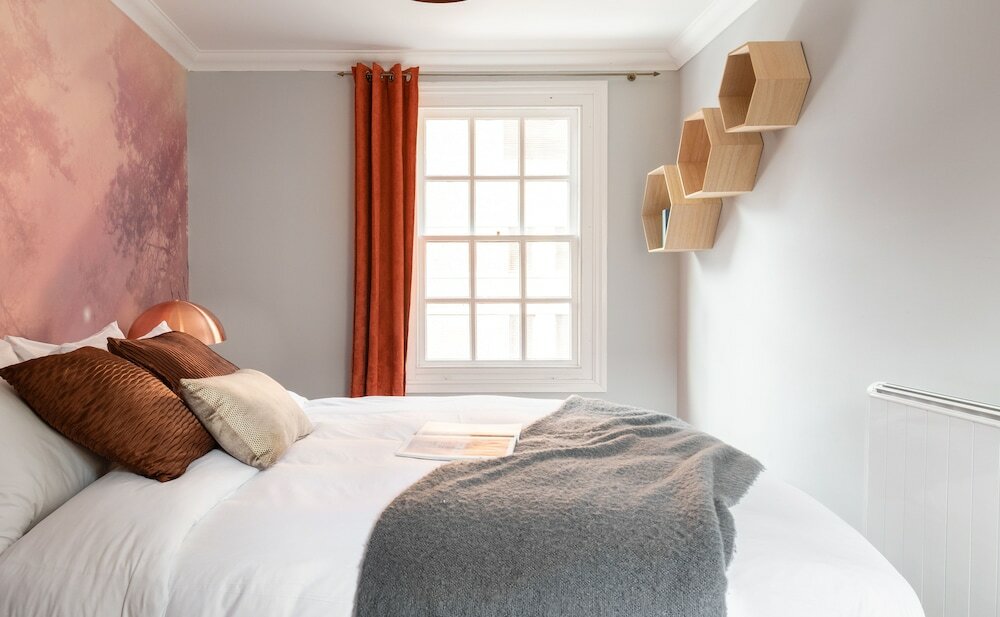 Фото The Historic Gem - Sleek & Central 3bdr Maisonette