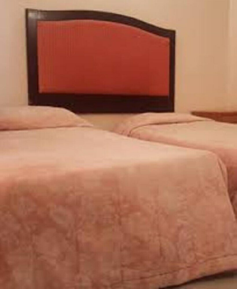 Фото 108 West Road Apartment