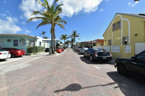 Гостиница Oceanside 5 Boutique Loft Apt Cozy Beach Unit 7 в Голливуде