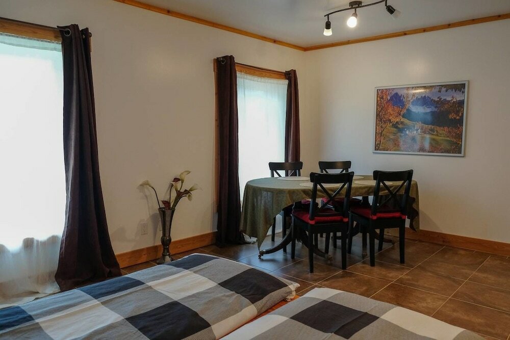 Фото Beautiful Log Chalet Near Fernie, Bc