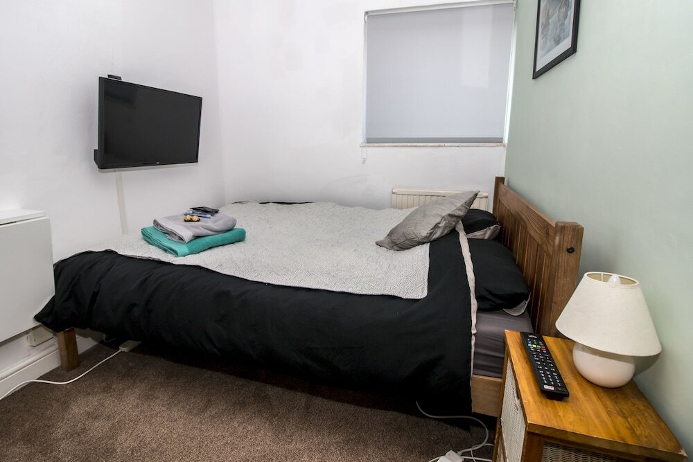 Фото Lovely Rooms in a Quiet Place of Woking