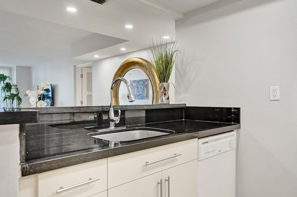 Фото 3 Bedroom Condo With Stunning Balcony View